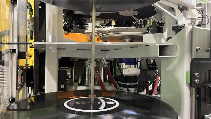Une machine pour presser les vinyles.