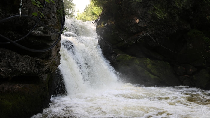 Une chute d'eau dans le roc.