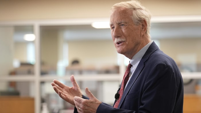 Le sénateur Angus King, indépendant du Maine, s'adresse aux journalistes après avoir déposé les documents nécessaires pour figurer sur le bulletin de vote de novembre, alors qu'il brigue un nouveau mandat, ce mercredi 29 mai 2024, à Augusta, dans le Maine.