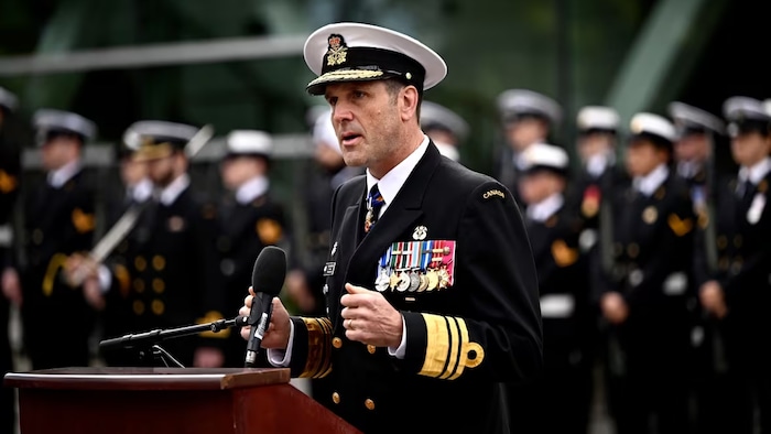 Le vice-amiral Angus Topshee lors d'un discours.