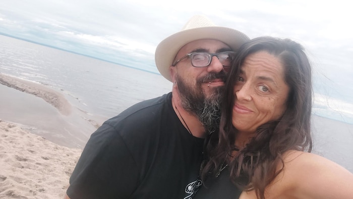 Steve Lefebvre-Morasse et sa conjointe Anick sur une plage.