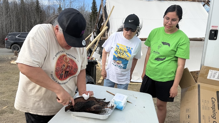 Isabelle Mapachee coupe une outarde cuite.