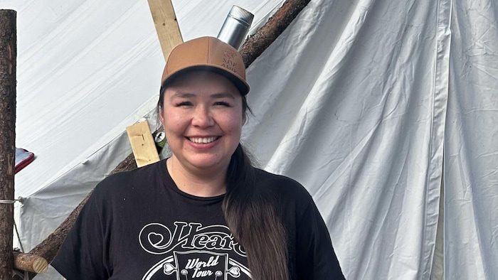 Amy Kistabish-Jerome sourit sur le campement.