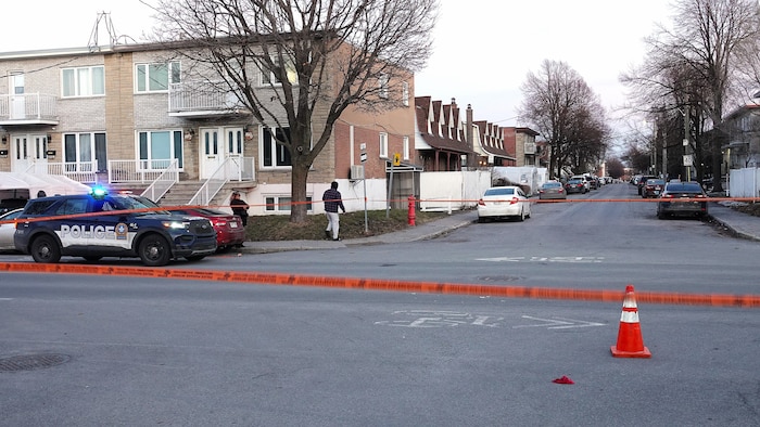 Une scène d'accident et un véhicule de police.