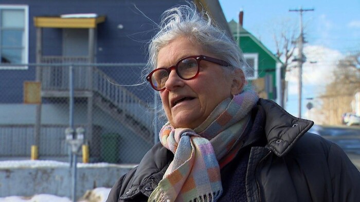 La résidente interrogée dans la rue.