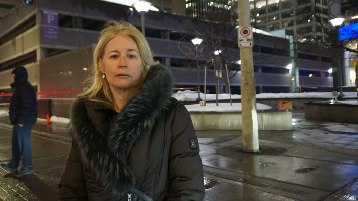 Ann Burchell devant le stationnement fermé.