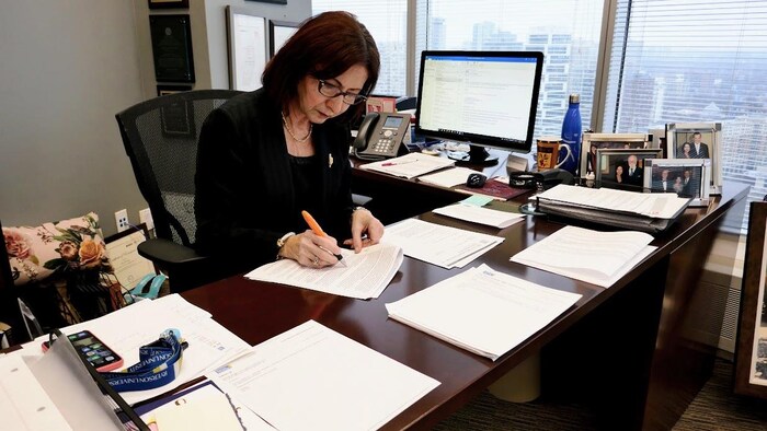 Ann Cavoukian à son bureau.