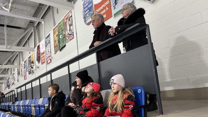 Des gens regardent un match de hockey.