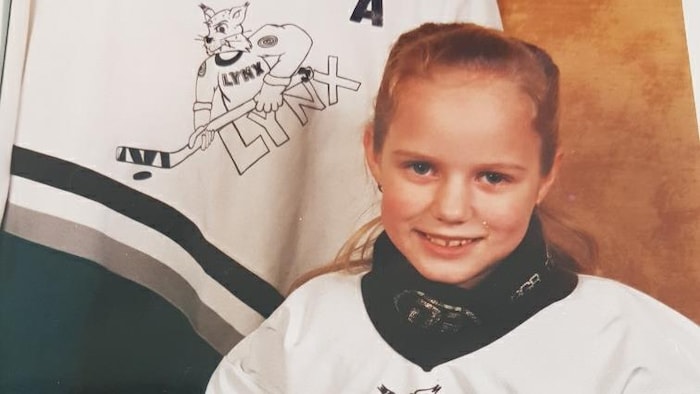 Ann-Renée Desbiens, assise, prend une photo officielle de joueuse de hockey.