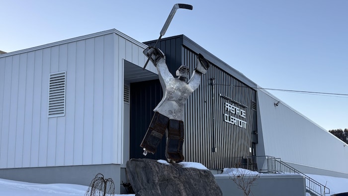 Une statue d'Ann-Renée Desbiens est située devant l'aréna de Clermont.