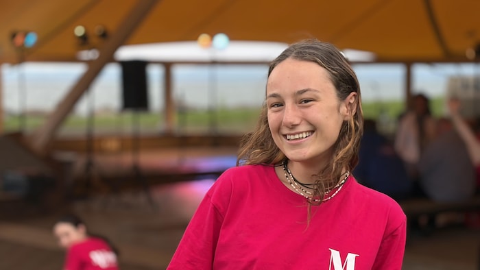Anna Hundeeck sous la fameuse tente jaune de Sept-Îles.