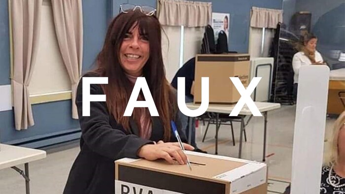La candidate conservatrice Anne Casabonne insère son bulletin de vote dans l'urne avec un stylo à la main. Le mot FAUX est superposé sur la photo. 