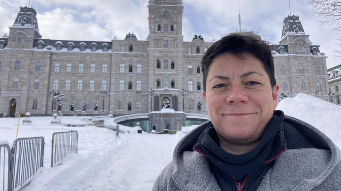Anne-Céline Guyon, de Nature Québec, devant le parlement à Québec.