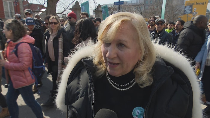 Une femme parle au micro de Radio-Canada.