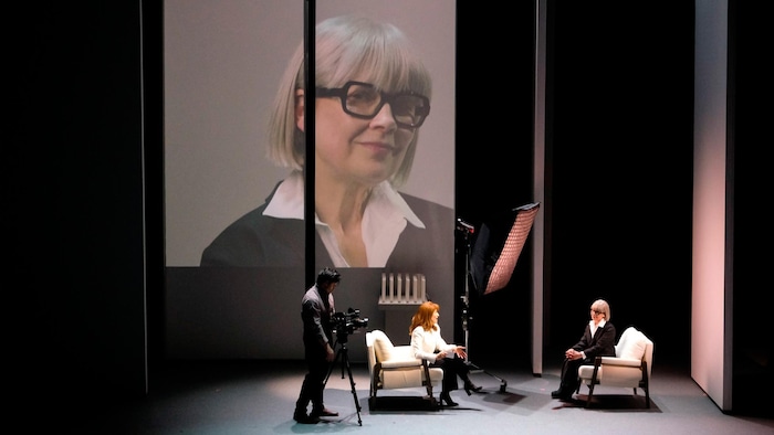 Une femme est assise sur un fauteuil en face d'une autre.