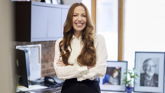 Anne Elizabeth Lapointe dans un bureau.