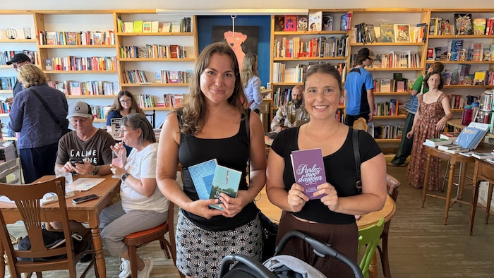 Anne-Frédérique Turcotte et Cindy-Ann Gamelin tiennent des livres en main.
