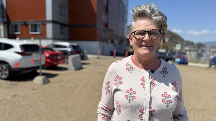Portrait d'Anne Jean devant l'actuel hôpital de La Malbaie.