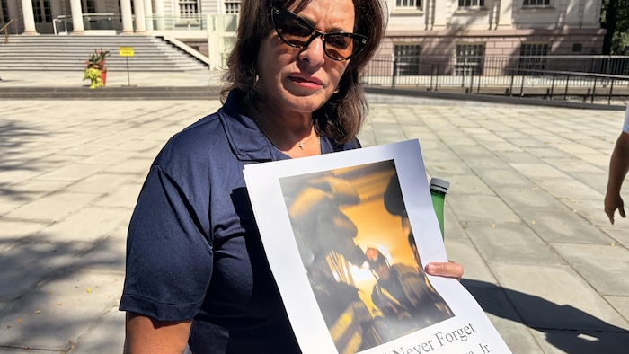 Anne-Marie Anaya manifestant devant l'hôtel de ville de New York, le 8 septembre 2026.