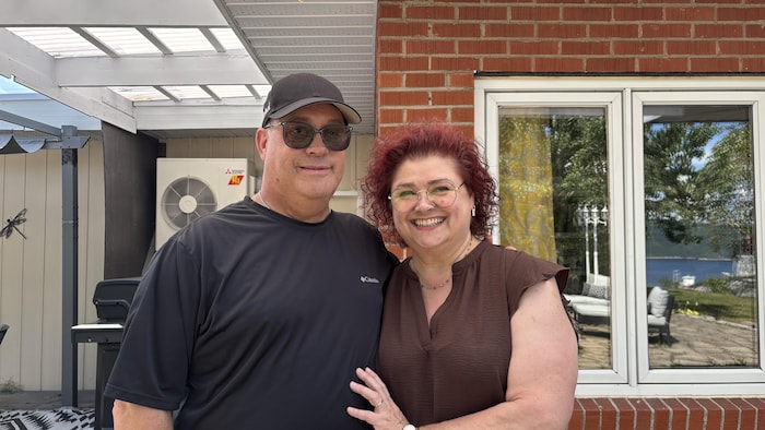 Anne Michaud et son mari sourient.