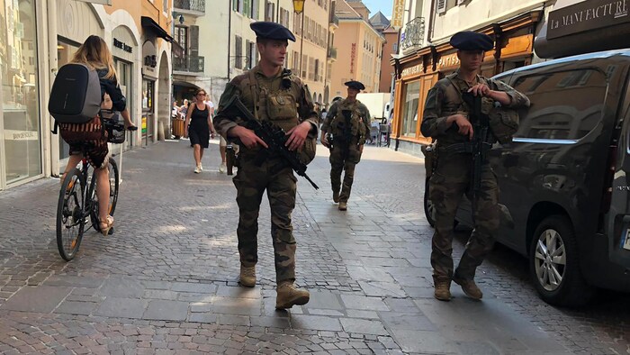 Des soldats dans les rues d'Annecy.