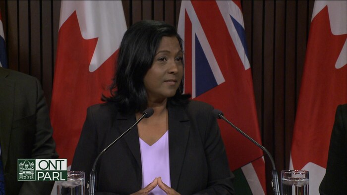 La mairesse de Caledon, Annette Groves, en conférence de presse à l'Assemblée législative de l'Ontario.