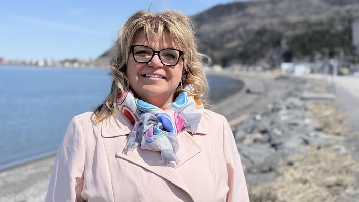 Portrait de la mairesse sur la grève