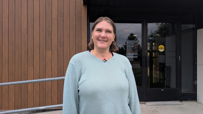 Annie Bonin sourit à la caméra.