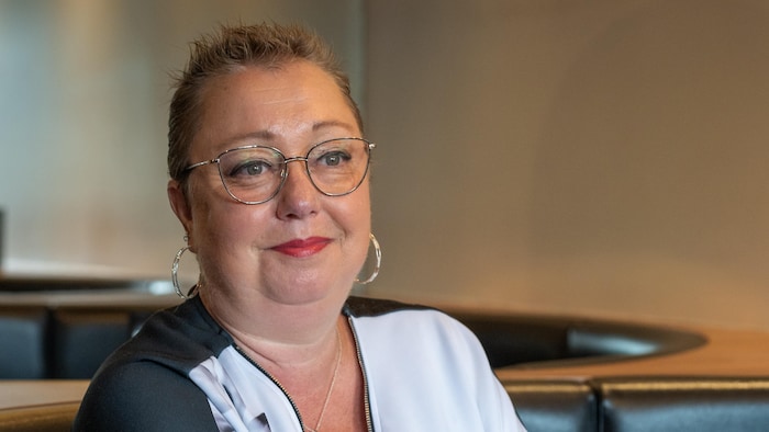 Annie Faucher sourit à la caméra.