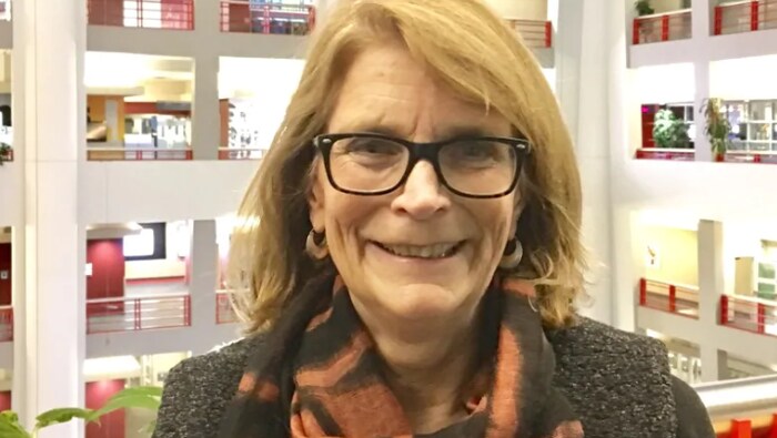 Annie Kidder pose dans les bureaux de Radio-Canada Toronto.