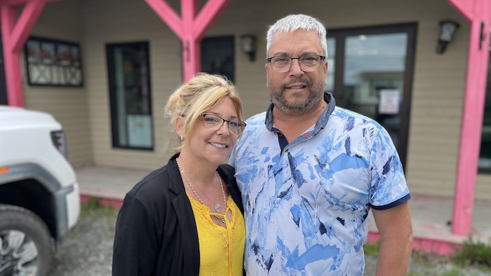 Annie Leclerc et Yanick Vachon devant leur commerce.