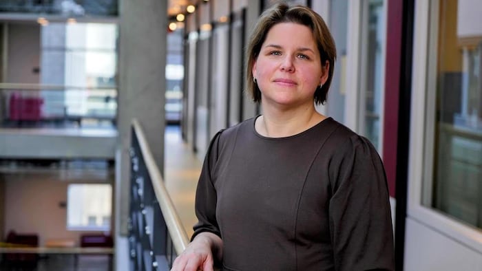 Annie Lecompte dans un corridor de l’École des sciences de la gestion de l’UQAM.