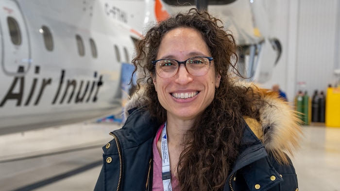 La Dre Lemay pose devant l'avion. 