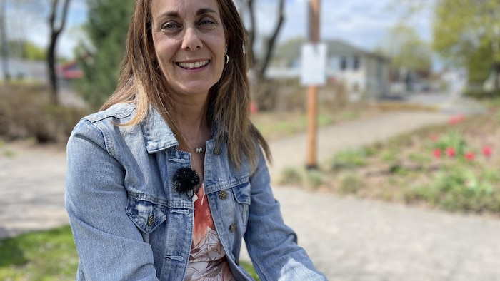 Une femme regarde la caméra