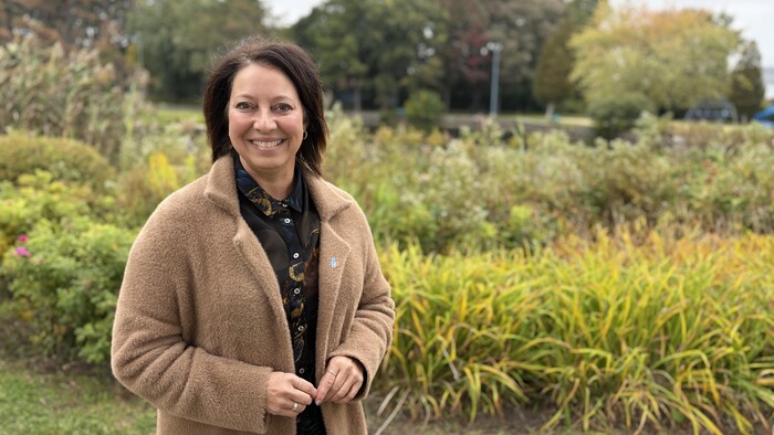 Annie Pronovost dans un parc.