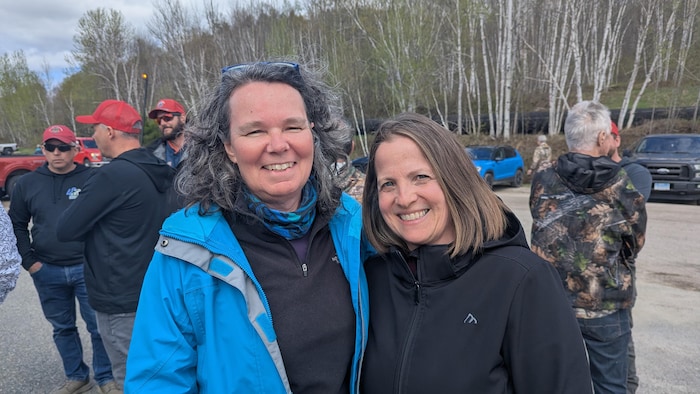 Annie Rivard et Julie Bernard posent pour la photo. 