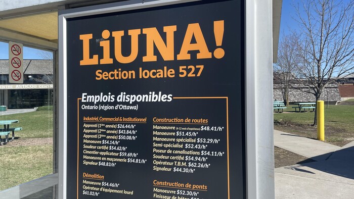 L'annonce d'emploi de la section locale 527 du syndicat Liuna publiée sur un abribus de Gatineau.
