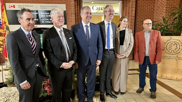 Les six personnes côte à côte.