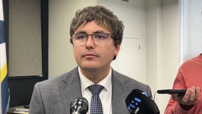 Guillaume Deschênes-Thériault répond aux questions des journalistes lors d'un point de presse.