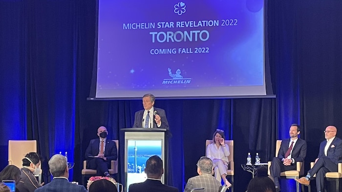 John Tory parle à un podium.