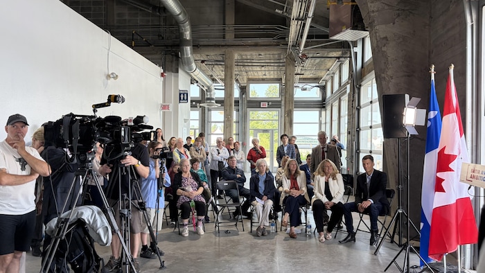 Une dizaine de personnes rassemblées lors d'une conférence de presse.