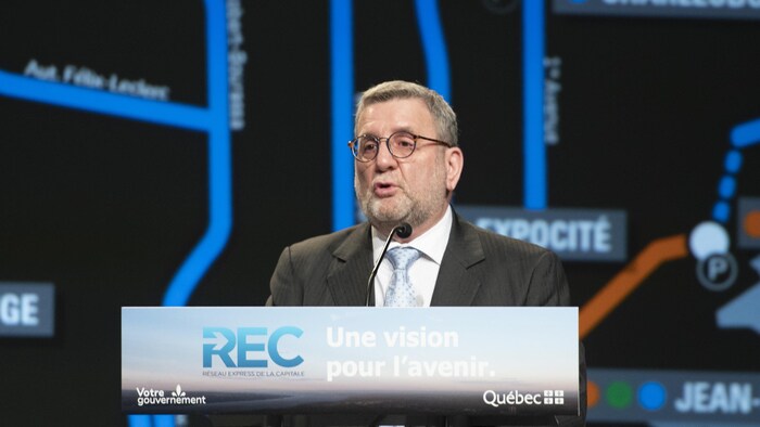 Le maire de Québec Régis Labeaume lors de l'annonce sur le Réseau express de la Capitale.
