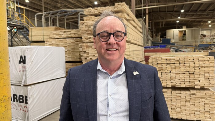 Un homme devant des palettes de bois