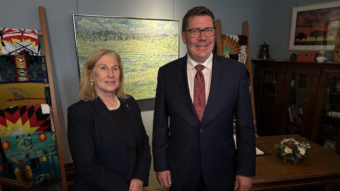 Le premier ministre de la Saskatchewan, Scott Moe, nomme Colleen Young comme nouvelle ministre de l'Enseignement supérieur. Cette dernière succède ainsi à Gordon Wyant. Le 17 mai 2024.