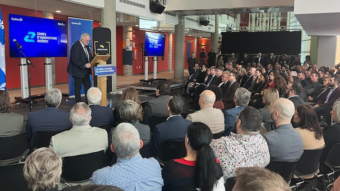 Gilles Chapadeau prononce un discours lors de l'annonce de la création d'une zone d'innovation à Rouyn-Noranda.