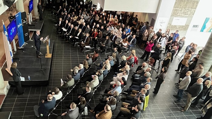 Jean Boulet prononce un discours lors de l'annonce de la création de la zone d'innovation minière à Rouyn-Noranda.