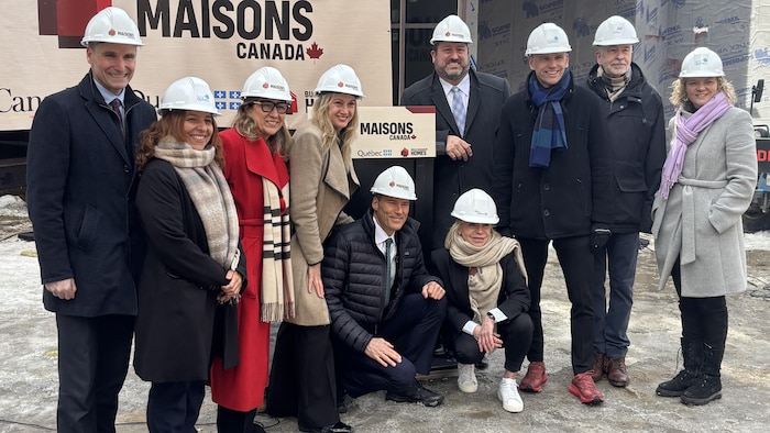 Des policitiens lors d'une annonce de logements à Québec.
