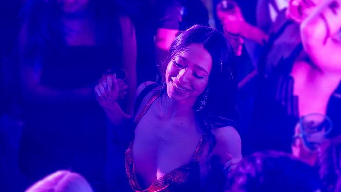 Une fille danse sur une piste.