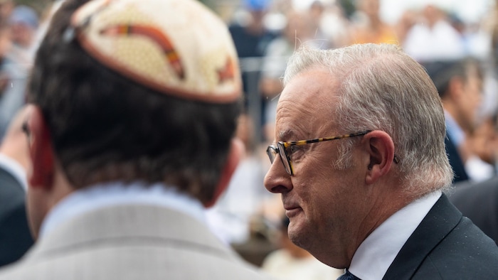 Le premier ministre australien Anthony Albanese participe à une veillée aux chandelles, le 21 décembre 2025 à Sydney, en Australie. 