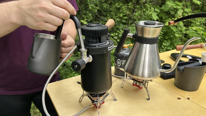 Des cafetières sur des bruleurs de camping.